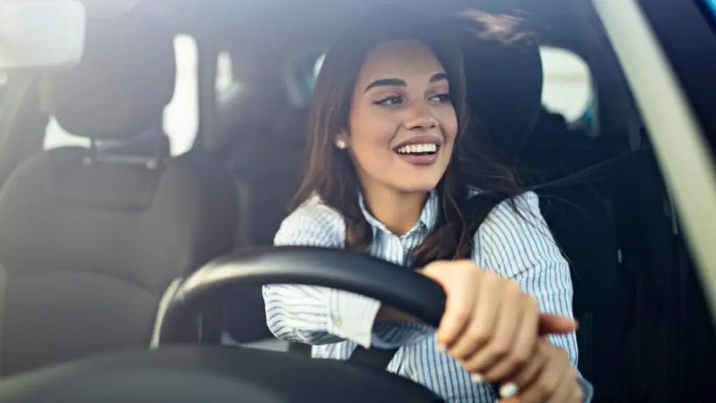 Pessoa dirigindo carro com segurança após entender como funciona o seguro de carro.