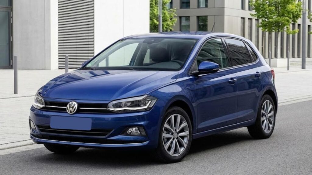 Volkswagen Polo hatchback estacionado, ilustrando opções de seguro auto.