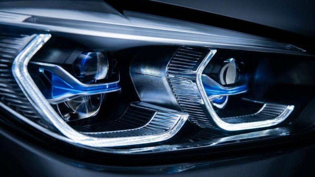 Detalhe do farol de alta tecnologia de um veículo de luxo, representando o alto custo de reposição no seguro para carro importado.