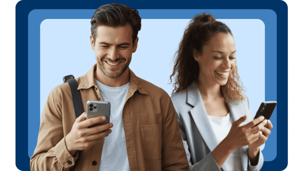 Homem e mulher cotando seguro auto pelo celular