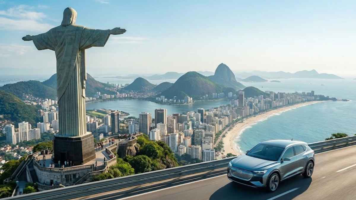 SUV moderno trafegando em estrada panorâmica com o Cristo Redentor e a Baía de Guanabara ao fundo, ilustrando o valor do seguro auto no rio de janeiro