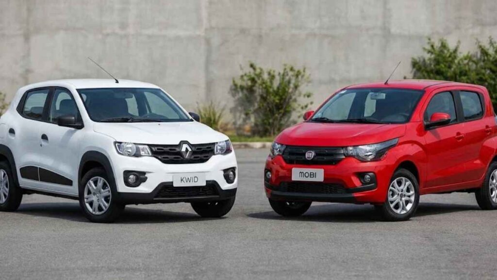 Fotografia realista de um Renault Kwid branco e um Fiat Mobi vermelho estacionados lado a lado, servindo como comparativo visual para quem busca informações sobre o seguro do kwid ou mobi.