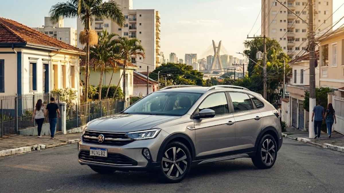 Volkswagen Nivus prata estacionado em uma rua asfaltada de um bairro urbano brasileiro ao pôr do sol, ilustrando o tema de seguro do nivus.