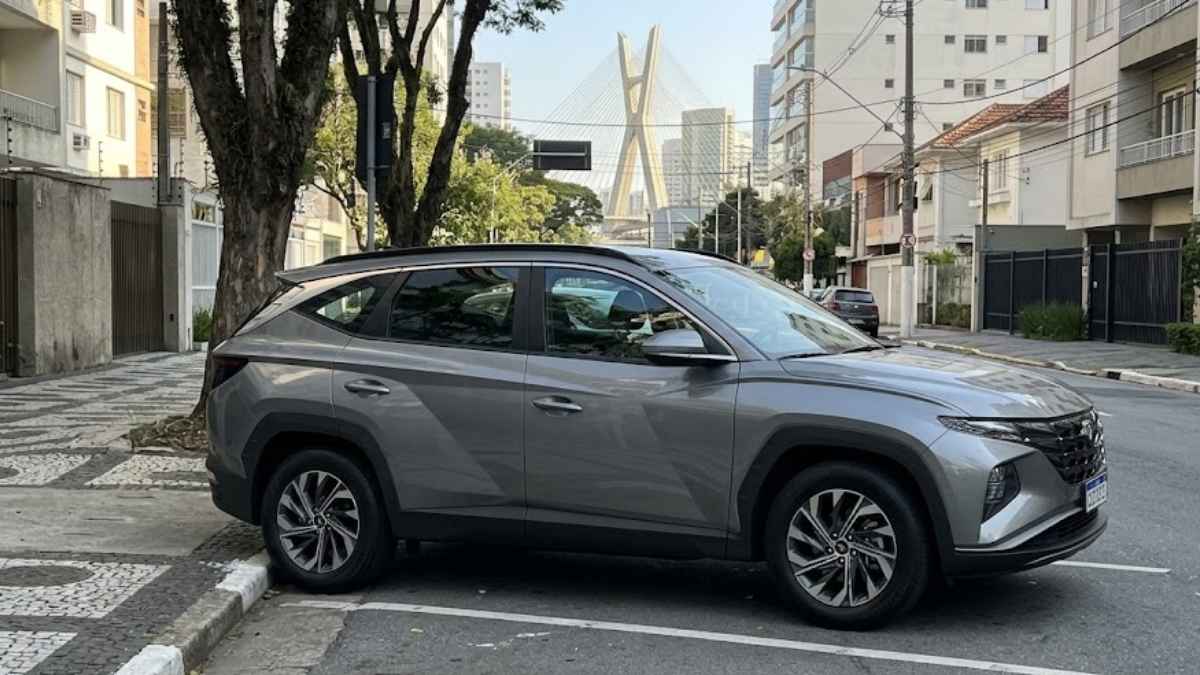 Hyundai Tucson cinza estacionado em uma rua de São Paulo para ilustrar o Seguro do Hyundai Tucson.