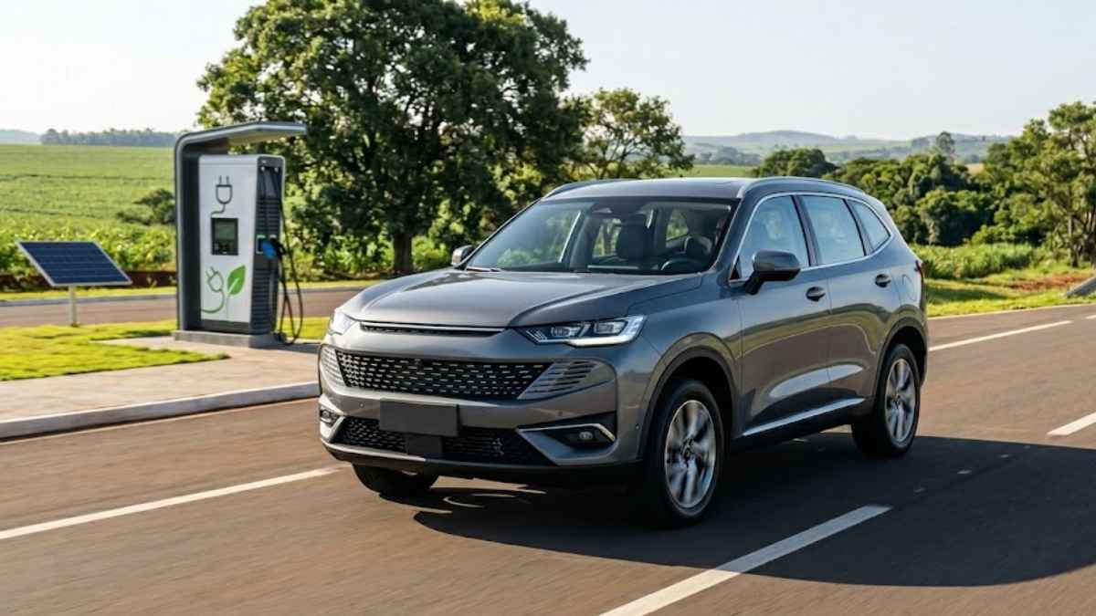 Um carro híbrido moderno de cor cinza circulando por uma rodovia, com uma estação de recarga elétrica sustentável ao fundo. A imagem ilustra a tecnologia e a segurança necessárias para quem busca um seguro para carro híbrido.