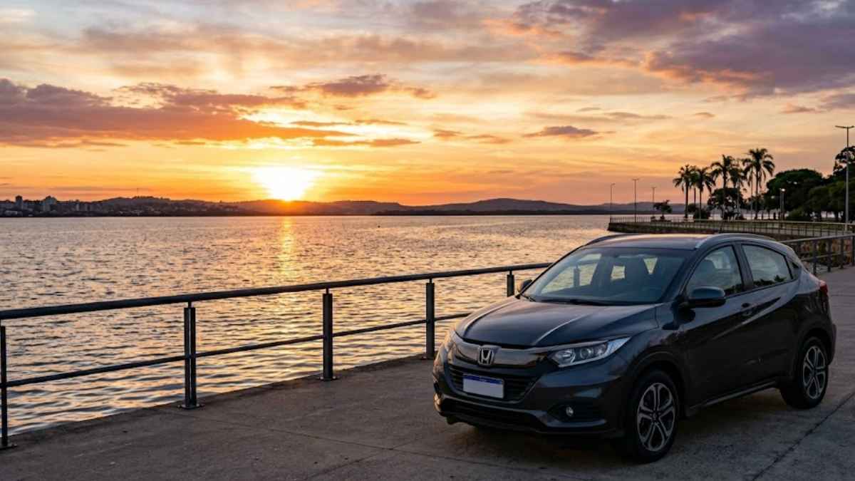 Um Honda HR-V cinza escuro estacionado em um calçadão de Porto Alegre no pôr do sol, representando Seguro auto em Porto Alegre.