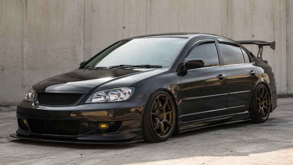 Seguro para carro modificado: veículo esportivo personalizado estacionado, sem motorista, em ambiente urbano discreto.
