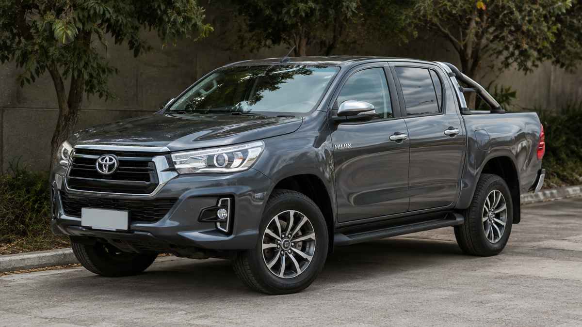 Seguro da Hilux: Toyota Hilux estacionada, sem motorista, em ambiente externo com visual realista.